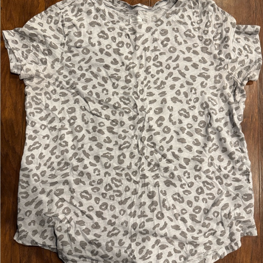Old Navy Gray Leopard Print Short Sleeve Top